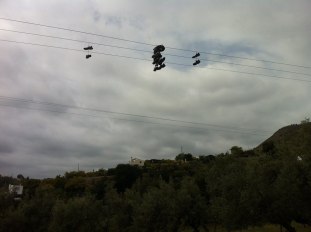 Het vreemde fenomeen van schoenen die door wandelaars over de elektricteitsdraden werden geslingerd, was in maart al waar te nemen. Foto (c) NerjaDigitaal