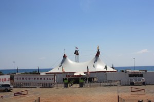 Circus Tonelly op Playa Playaza in Nerja. Foto (c) archief NerjaDigitaal 