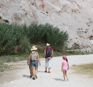 Wandelaars beginnen aan hun tocht langs de Rio Chillar bij Nerja. Foto (c) NerjaDigitaal
