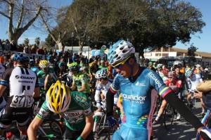 Het internationale wielerpeloton tijdens de Ronde van Andalucía 2014 in Vélez-Málaga. Foto (c) Archief NerjaDigitaal