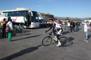 Tom Dumoulin voor de start van een etappe in de Ronde van Andalucía 2014 in Vélez-Málaga. Foro (c) NerjaDigtaal